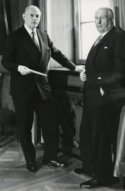 Marcus och Jacob Wallenberg i SEBs styrelserum, 1962